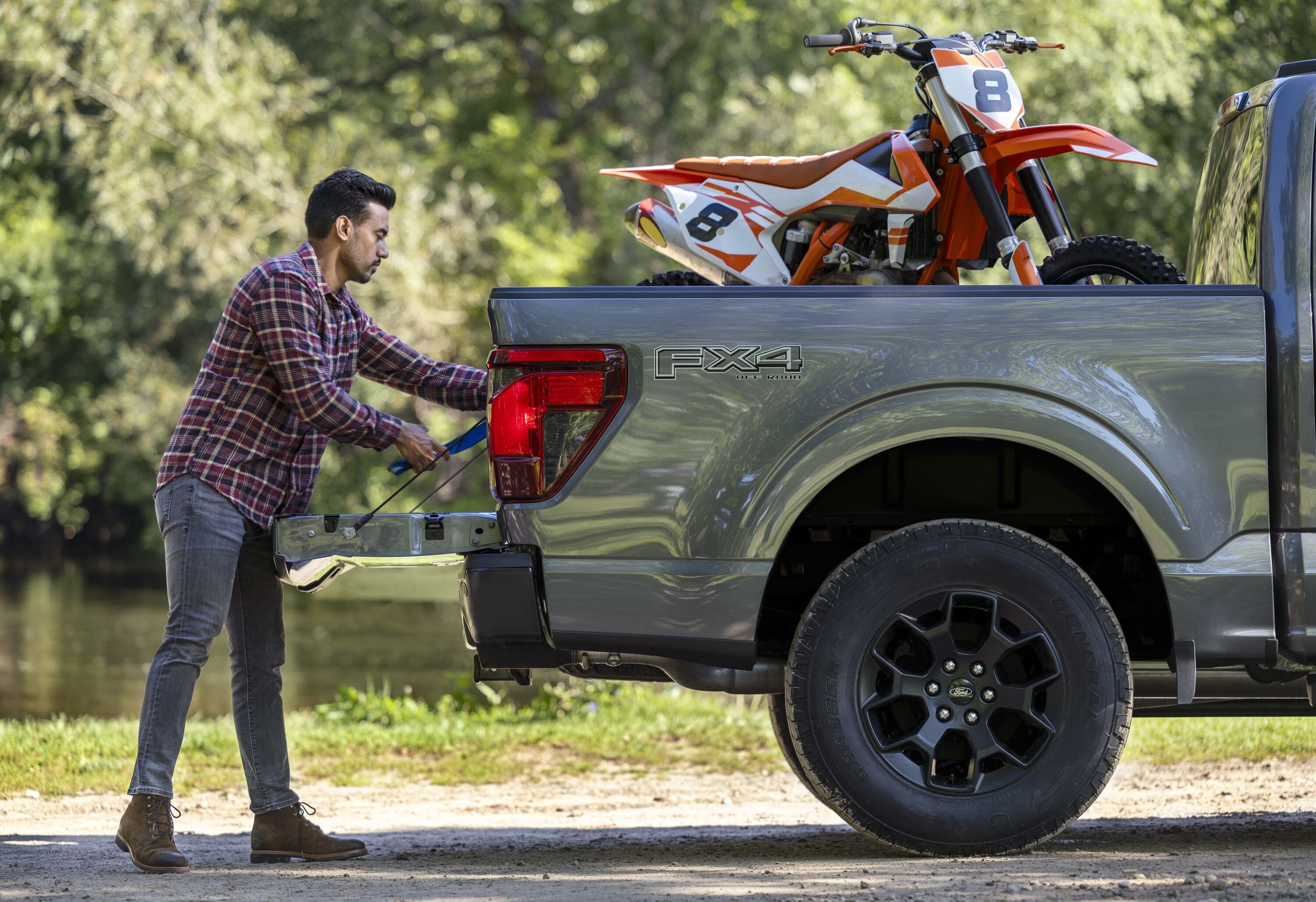Ford F-150 gets a fancy new tailgate and more standard tech