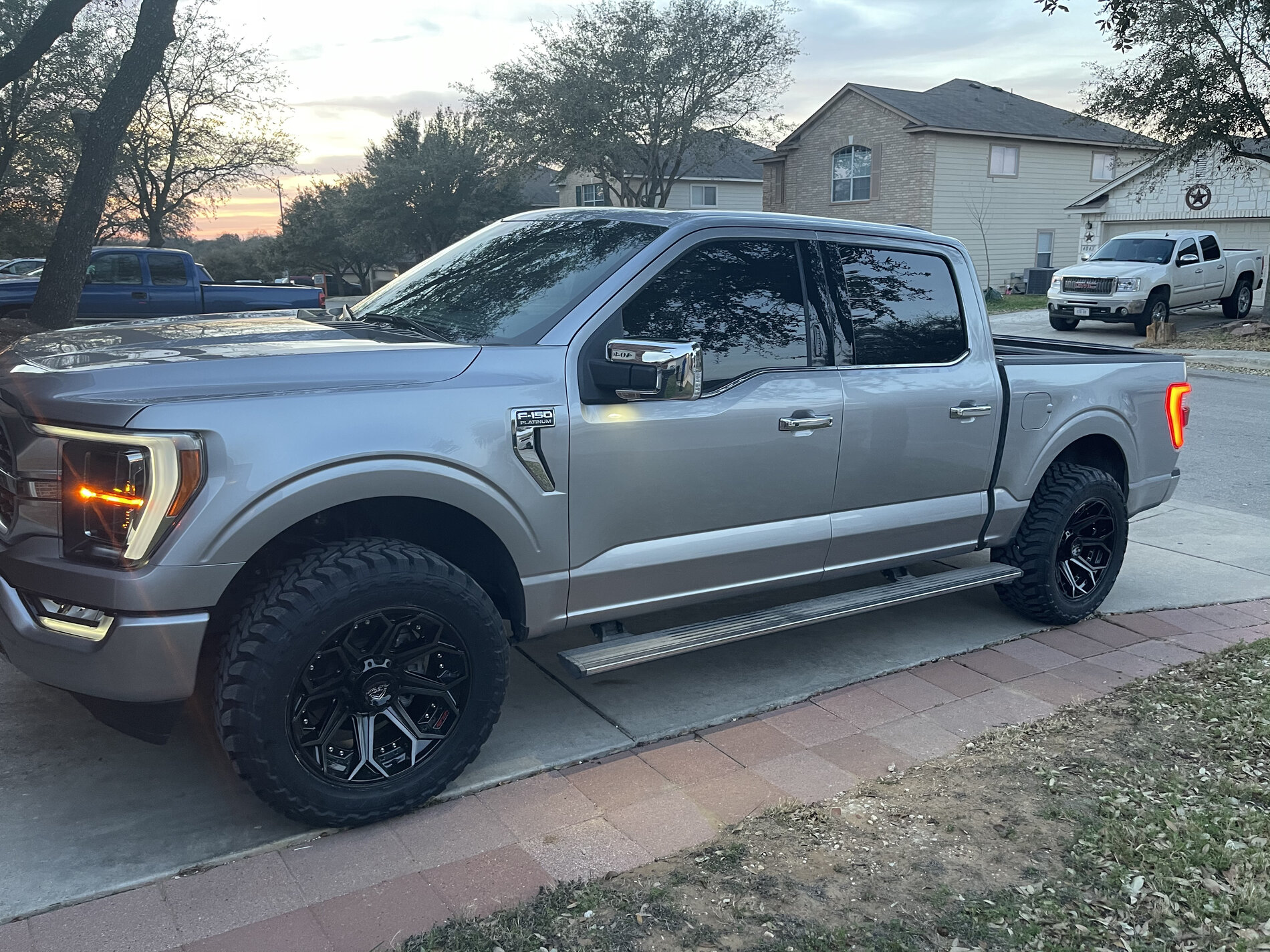 2021 Platinum on 20x10s + 2 inch leveling kit | F150gen14 -- 2021+ Ford ...